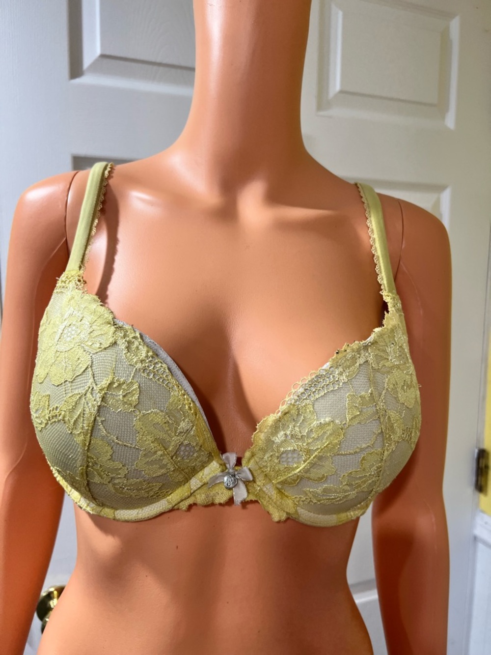 Victoria's Secret Pale Yellow Lace Push-Up Bra